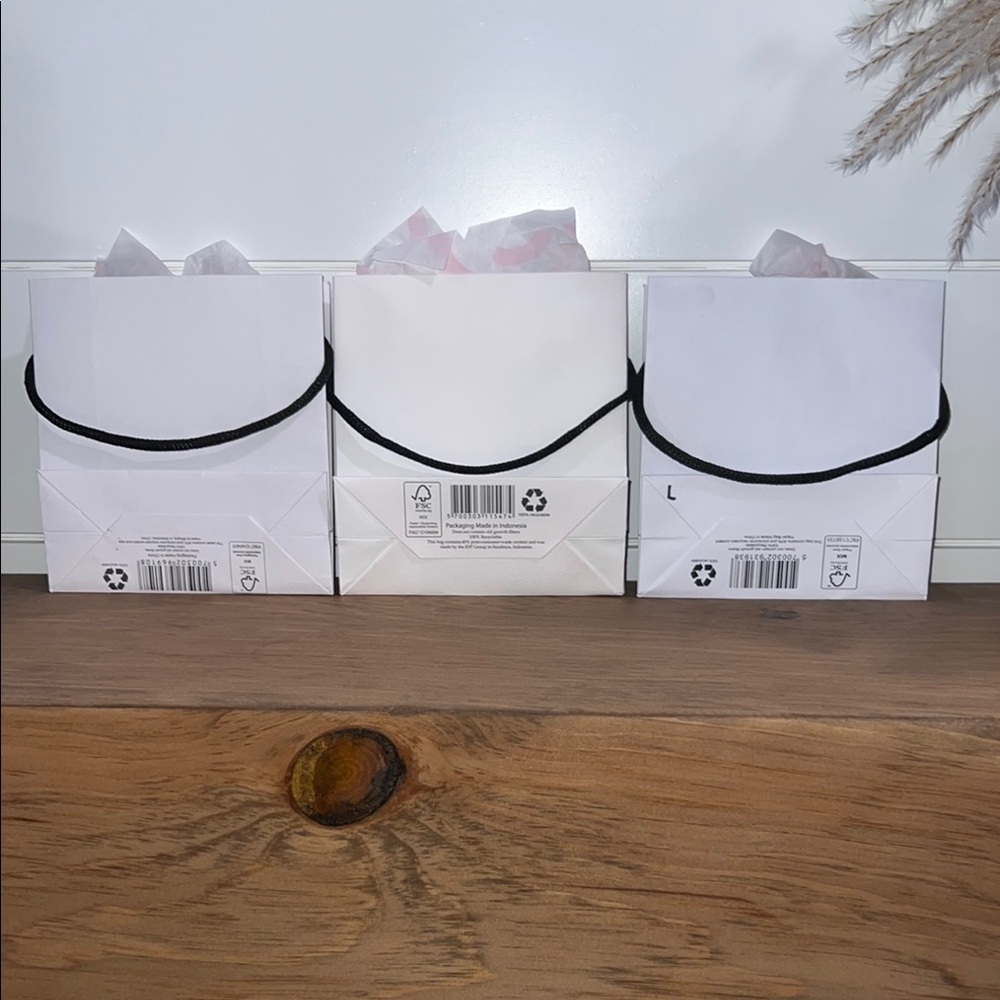 Pandora Elegant White Gift Bags With Pink Interior and Pandora Tissue Paper. - Picture 5 of 16